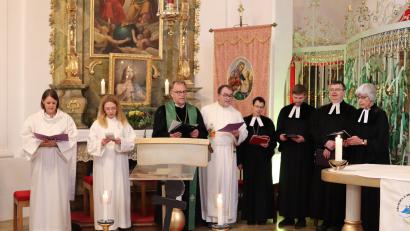 Bild: cog
Die evangelischen und katholischen Geistlichen, Gemeindereferentin Katharina Laurer, Pastoralreferentin im Praktikum Laura Damm, Regionalbischof Thomas Prieto Peral, Stadtpfarrer Herbert Maderer, Dekanin Ulrike Dittmar, Pfarrer Daniel Götzfried, Stadtpfarrer Dr. Roland Kurz und Pfarrerin Ulrike Häberlein (von links) beteten auf dem Annaberg gemeinsam mit vielen Gläubigen beider Konfessionen um Einheit.