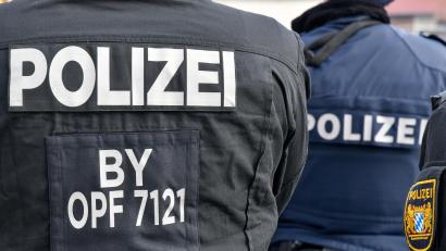 Symbolbild: Petra Hartl
Ein Mopedfahrer ohne Helm flüchtet bei Wiesau vor der Polizei über Felder. Er wird gestoppt und angezeigt.