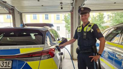 Bild: Tobias Gräf
Polizeiobermeister Max Steinmetz "tankt" den Streifenwagen: Ob der Akku leer war oder nicht, nach jeder Dienstfahrt wurde das E-Auto an die Wallbox angeschlossen – um im Ernstfall immer mit vollem Akku ausrücken zu können.