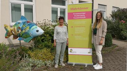 Bild: lnz
Doris Eckl (links) geht nach 18 Jahren am Amt für Ernährung, Landwirtschaft und Forsten in den Ruhestand. Die stellvertretende Leiterin der Tirschenreuther Fachschule für Ernährung und Haushaltsführung arbeitete in den vergangenen Wochen Lena Aberle ein, die einen Teil der Aufgaben übernehmen wird.