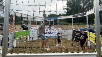Bild: Susanne Schwab
Richtig Gas geben beim Fußballspielen, ohne dem Ball hinterherlaufen zu müssen. Diese Möglichkeit bot sich beim Cage Soccer.