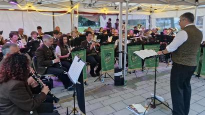 Bild: mab
Ein Serenadenabend mal etwas anders: Vor Regen geschützt die Musikkapelle unter einem Zeltdach, was aber Stimmung und Freude am Gehörten kaum einen Abbruch tat.