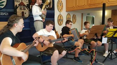 Bild: gi
Das Ensemble der Nachwuchsmusiker ließen mit der Steirischen, Gitarre und Bariton feierliche Musik erklingen.