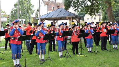 Bild: rgr
Die Spielleute Nordoberpfalz aus Erbendorf, Pressath und Grafenwöhr gratulierten beim Annafest zum 30. Jubiläum der Partnerstädte Grafenwöhr und Grafenwörth mit einem Konzert.