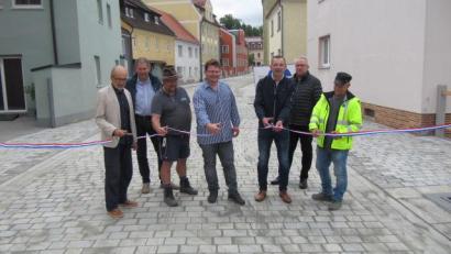 Bild: fg
Die Verkehrsschlagader zwischen dem Marktplatz und der B14 pulsiert wieder. Gemeinsam eröffneten sie (von links): Josef Garnhartner (Büro G+2S Landschaftsarchitekten), Martin Beck (Stadt Hirschau), Christian Wallner und Martin Sommer (Baufirma Sommer), dritter Bürgermeister Hermann Gebhard (Stadt Hirschau), Christian Piehler (Stadt Hirschau) und Florian Gradl (Büro Lindschulte).