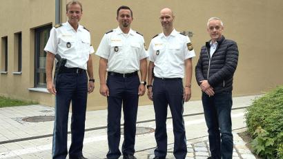 Bild: Autobahnpolizeistation Schwandorf
Polizeivizepräsident Robert Fuchs (von links) gratulierte Polizeihauptkommissar Torsten Melchner zu seiner neuen Aufgabe. Auch Polizeirat Frank Streifel und Kriminalhauptkommissar Dietmar Winterberg wünschten ihm viel Erfolg.