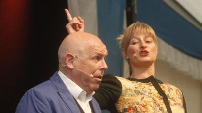 Bild: Hirsch
Unter dem Motto "30 Jahre Couplet-Wahnsinn" gastieren am 4. September Bianca Bachmann und Jürgen Kirner von der "Couplet AG" beim Zelt- und Kulturfestival in Schwandorf. .