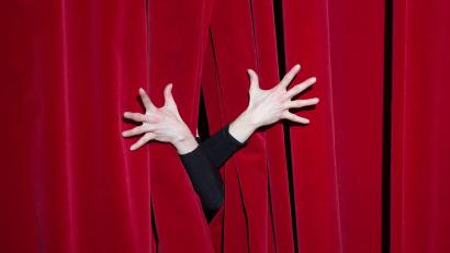Symbolbild: Sebastian Kahnert/dpa-Zentralbild/dpa
Ein neuer Zweckverband soll helfen, dass sich in der nördlichen Oberpfalz auch weiterhin der Theatervorhang für professionelles Theater hebt. Die Stadtbühne Vohenstrauß wird sich in das künstlerische Konzept mit einbringen.