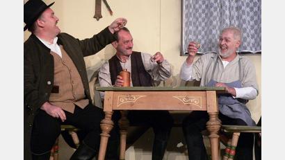 Symbolbild: Tobias Schwarzmeier
Die Zeichen stehen gut nach den Finanzierungszusagen aus Kemnath und Weiden sowie den Landkreisen Tirschenreuth und jetzt auch Neustadt für eine Fortführung der reichhaltigen Theatertradition in der Region auch über die Insolvenz des Landestheaters hinaus. Leider nicht mehr dabei ist der mittlerweile verstorbene Christian Höllerer (rechts).