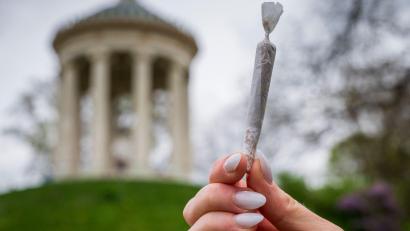 Bild: Peter Kneffel/dpa
Kiffen muss im Englischen Garten laut Gericht erlaubt bleiben - zumindest im nördlichen Teil. (Symbolbild)