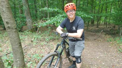 Bild: ald
Janos Bredow will in Weiherhammer abseits vom Wald eine legale und naturnahe Strecke für Mountainbike fahrende Jugendliche schaffen.