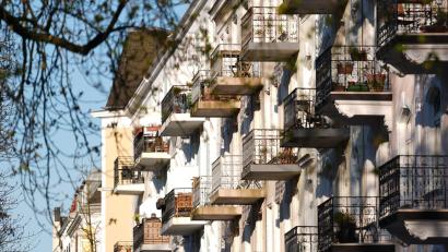 Symbolbild: Marcus Brandt/dpa
Ein 41-jähriger Mann belästigte eine Frau von seinem Balkon aus in Amberg. Die Polizei ermittelt wegen Beleidigung auf sexueller Grundlage.