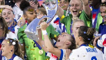 Bild: Jean-Christophe Bott/KEYSTONE/dpa
Fußball: Frauen, EM, England - Spanien, Finale: Englands Chloe Kelly hebt den Pokal bei der Siegerehrung.