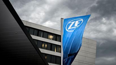 Bild: Felix Kästle/dpa
Bei ZF stehen die Zeichen auf Sturm - am Dienstag gehen mehrere Tausend Beschäftigte auf die Straße. (Archivbild)