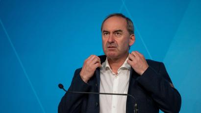 Symbolbild: Peter Kneffel/dpa
Hubert Aiwanger, Stellvertretender Ministerpräsident und bayerischer Wirtschaftsminister, legt einen veritablen Kurswechsel hin.