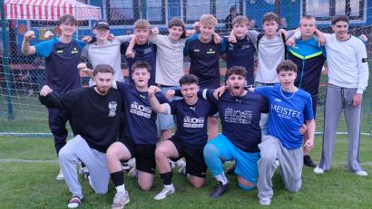 Bild: do
Zum Auftakt des FC-Sommerfestes wetteiferten vier A-Jugendmannschaften aus Auerbach, Bayreuth, Kirchenthumbach und der Spielgemeinschaft Tremmersdorf/Eschenbach um die Siegprämien beim Cup der Volksbank Raiffeisenbank Nordoberpfalz. Das Bild zeigt die Turniersieger des SV 08 Auerbach.