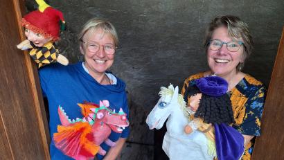 Bild: bl
Renate Gresser, (links) und Barbara Hofmann lassen beim Mittelalterlichen Markt in Nabburg
 die Puppen tanzen: Sie öffnen im Stadtmuseum Zehentstadel die Türen für ein Märchen von Franz Xaver Schönwerth.