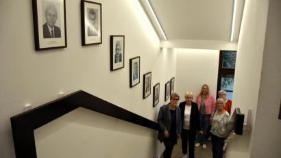Bild: ubb
Manches Bild braucht keine Worte: Fünf Frauen gehen über die Treppe hinauf in den Landratsamtsaal zur Veranstaltung "Politik braucht Frauen". Im Treppenaufgang hängen die Porträts von acht bisherigen Landräten seit 1944.
