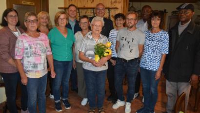 Bild: jr
Ihren 90. Geburtstag feierte Anna Eckstein (Mitte, mit Blumen) im Kreise ihrer Familie. Zu den zahlreichen Gratulanten gehörten Bürgermeister Klaus Meyer (hinter der Jubilarin), Pfarrer Dr. George Nnaemeka Oranekwu (rechts), sein Freund Pfarrer Pascal Angne (Dritter von rechts), sowie Pfarrgemeinderatssprecher Stephan Forster (Fünfter von links). Auch Brigitte Meyer (Dritte von links) und Petra Fröhlich (links) vom Landvolk Wernersreuth feierten mit der Jubilarin.