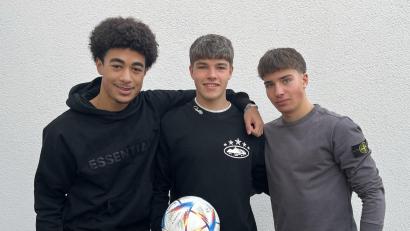 Bild: ama
Kenny Bimai, Jonas Germershausen und Paul Gsell (von links) kicken bei der SpVgg Bayreuth. Ihre Heimatvereine sind der SV Hahnbach, FV Vilseck und der ASV Michelfeld.