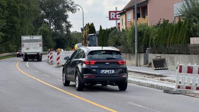 Bild: Heike Unger
Die neue Wasserleitung unter dem Geh- und Wadweg (rechts) entlang der Vilstalstraße in Haselmühl ist verlegt, jetzt muss hier asphaltiert werden. Das hat weitere Folgen für den Durchgangsverkehr auf der stark befahrenen Ortsdurchfahrt.