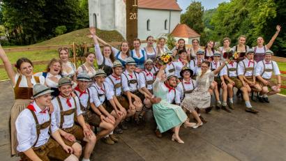 Bild: lei
Beste Stimmung herrscht bei den Kirwamoidln und Kirwaburschen.