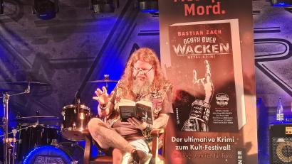 Bild: Manuela Watzl
Bastian Zach erzählt von den Ermittlungen seiner Buchcharaktere in Wacken.