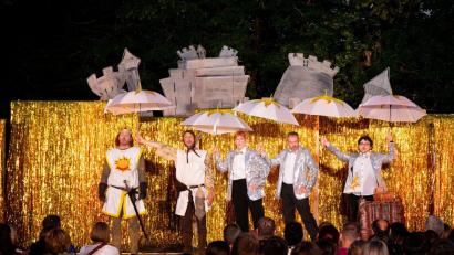 Bild: Max Hegner/Ovigo Theater
„Always look on the bright side of life“: König Artus (Michael Zanner, links) wird aufgemuntert.