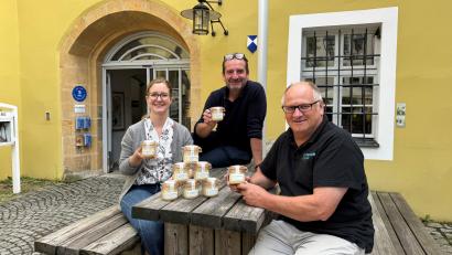 Bild: Lüdecke
Weil Bienen durch die Luft fliegen, hat das Amberger Luftmuseum in Kooperation mit der Firma Lüdecke jetzt auch einen eigenen Lufthonig. Im Bild von links: Marketing-Spezialistin-Anna Bogner, Geschäftsführer Klaus Herdegen und Museumsdirektor Wilhelm Koch.