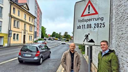 Bild: Torsten Ernstberger
Noch rollt der Verkehr auf der Waldershofer Straße, doch das ändert sich ab 11. August. Bauamtsleiter Stefan Büttner (links) und Ordnungsamtsleiter Noel Blank erklären, warum die Sperrung nötig ist und worauf Verkehrsteilnehmer und Anwohner nun achten müssen.