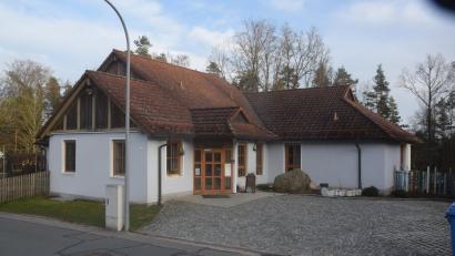 Bild: fz
Der Kindergarten Sankt Johannes in Leuchtenberg. Speziell an der Straßenseite würde der Anbau entstehen, der offenbar dringend nötig ist.