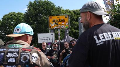 Bild: Marcus Brandt/dpa
Beliebtes Motiv: Das Ortschild von Wacken.