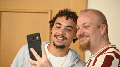 Bild: Markus Hirschmann
Selfies mit Rafael Lubach (links) waren in Hirschau begehrt.