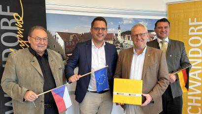 Bild: Lara Schmaus, Stadt Schwandorf
Ernst Schober (Vorsitzender des Partnerschaftskomitees Schwandorf–Sokolov) (von links), EU-Abgeordneter Christian Doleschal, Oberbürgermeister Andreas Feller und Landrat Thomas Ebeling beim Treffen im Schwandorfer Rathaus.
