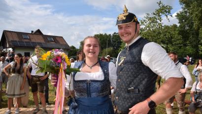 Bild: hdk
Das Oberkirwapaar Eva Leißner und Julius Japs, der als Preuße eine preußische Pickelhaube aufgesetzt bekam.