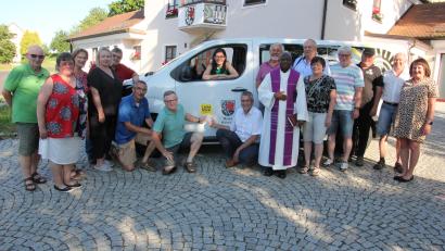 Bild: kro
Der neue Mähringer Seniorenbus, umringt von zahlreichen ehrenamtlichen Fahrerinnen und Fahrern. Im Fahrzeug sitzt Karin Achatz, die Quartiermanagerin.