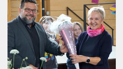 Bild: bkr
Eine Schultüte brachte Bürgermeister Thomas Kaufmann für Gudrun Lehner als Abschiedsgeschenk mit.