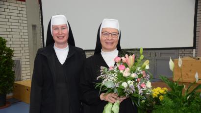 Bild: hdk
Provinzoberin Schwester Theresia verabschiedet Schwester Lioba (rechts) als Realschulrektorin.