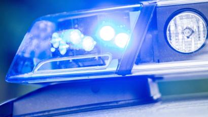 Bild: Lino Mirgeler/dpa
In Waldsassen stellt die Polizei Waffen und Feuerwerkskörper sicher. Ein 22-Jähriger wird angezeigt.