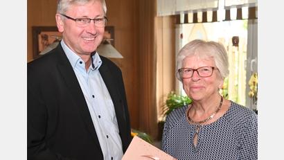 Bild: gf
Einige Euro Amberger Stadtgeld hatte Bürgermeister Franz Badura dabei, als er Elsa Feldmann zum 90. Geburtstag gratulierte.
