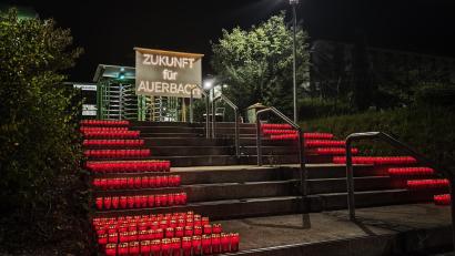 Bild: IG Metall Amberg
Protest um Mitternacht: Die IG Metall und die ZF-Mitarbeiter vor Ort fordern eine Zukunft für den Auerbacher Standort. Die Hunderten Grablichter sollen für die vielen Einzelschicksale stehen, die von einem möglichen Ende des Standorts betroffen wären.
