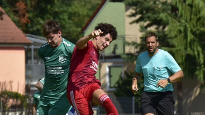 Bild: mhs
Auch Vinzenz Schlenk (Mitte/Szene aus dem Spiel gegen Schlicht) traf für Pfreimd in Nabburg.