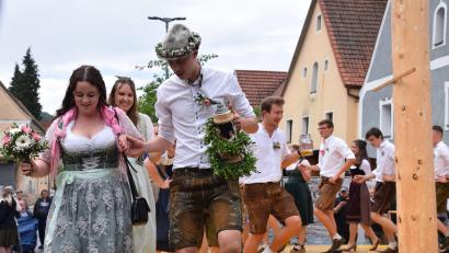 Bild: Paul Böhm [bö] (PAUL.JOSEF.BOEHM@T-ONLINE.DE)
Sandra Dieling und Marcel Scherbel wurden beim Austanzwalzer zum neuen Oberkirchweihpaar gekürt.