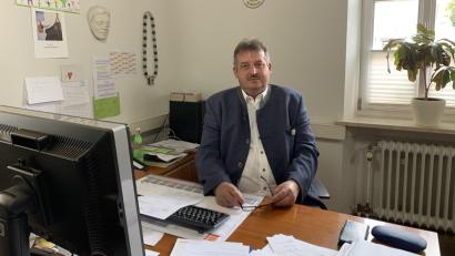 Bild: Nicole Rochelt
Reinhard Kreuzer, der amtierende Bürgermeister von Schönsee, hat seine Kandidatur für eine weitere Amtszeit angekündigt.