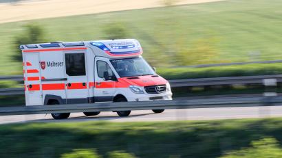Bild: Jan Woitas/dpa-Zentralbild/dpa
Auf einem Parkplatz in Bamberg wird eine 71-Jährige von ihrem eigenen Auto überrollt. Sie erleidet Quetschungen an den Beinen.