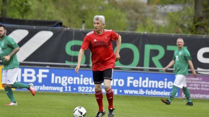 Archivbild: Hubert Ziegler
Klaus Augenthaler war vor ein paar Jahren schon in der Region. Mit dem FC Sternstunden trat er 2023 gegen den FC Rieden an, der damals sein 70-jähriges Bestehen feierte.