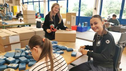 Bild: Portner
Die beiden Mittelschülerinnen Lina (rechts) und Coleen machen in der Montageabteilung der Naab-Werkstätten Oberviechtach erste Erfahrungen in der Arbeitswelt. Nebenbei werden Barrieren zu Menschen mit Behinderung abgebaut.