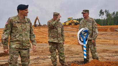 Bild: jut
US-Oberst Stephen Flanagan (links), Kommandeur der US-Armee Garnison Bayern, und Oberst Mark Madden (rechts), Leiter des Joint Multinational Simulation Center, beim Spatenstich für ein 35-Millionen-Dollar-Bauprojekt der US-Armee auf dem Truppenübungsplatz Grafenwöhr.
