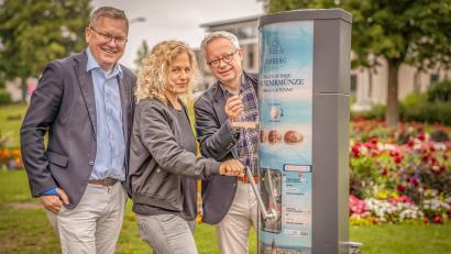Bild: Michael Golinski, Stadt Amberg
OB Michael Cerny, Kulturreferent Dr. Fabian Kern und Tourismusamtsleiterin Heike Kober bedienen den neuen Münzprägeautomaten an der Stadtbrille in Amberg.