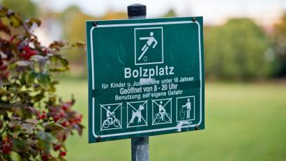 Bild: picture alliance / dpa
In der Oberpfalz hat ein Nachbar gegen einen neuen Bolzplatz geklagt und vorläufig Recht bekommen. (Symbolbild)